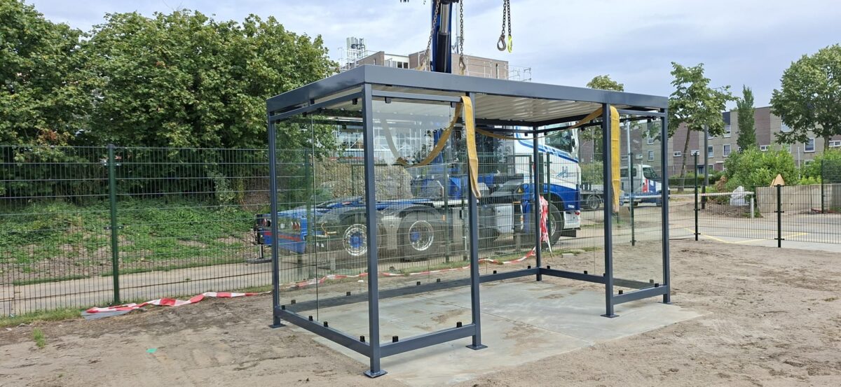 Rookruimtes voor buiten gerealiseerd met twee Myla rookoverkappingen bij Veerkracht in IJsselstein 2 Moderne rookoverkapping met glazen wanden als rookruimte buiten bij Veerkracht IJsselstein